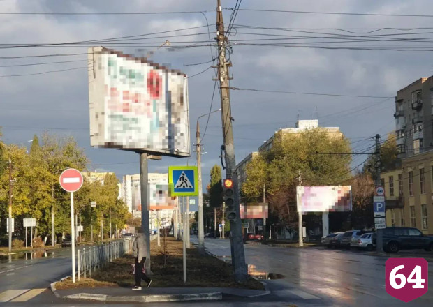 В Энгельсе убирают нелегальные билборды и разноформатные вывески